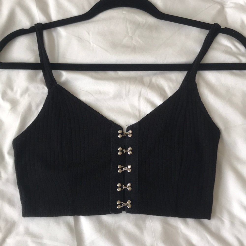 Black forever 21 crop top with clasps